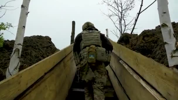 Voják Ukrajinské Armády Vojenské Maskovací Uniformě Neprůstřelné Vestě Zbraněmi Stoupá — Stock video