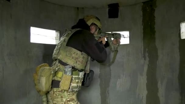 ウクライナのハリコフ 2023年4月27日 ウクライナの兵士は 避難所の発射点のスロットから敵に機関銃を目指して立っている ロシア ウクライナ戦争2022 2023 ウクライナ軍は — ストック動画