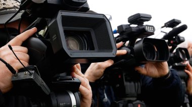 Kharkiv, Ukrayna - 30 Nisan 2023 Birçok TV kamerası merceği ileriye ve gökyüzüne bakıyor, olayı filme çekiyor. Bir televizyon operatörünün işi. 