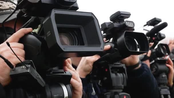 ハリコフ ウクライナ 2023年4月30日 多くのテレビカメラのレンズは 前方と空を見ています イベントを撮影 テレビ事業者の業務 — ストック動画