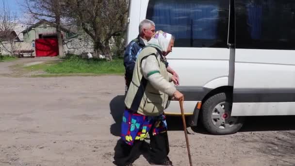 Kharkiv Oekraïne April 2022 Een Man Leidt Een Oudere Vrouw — Stockvideo