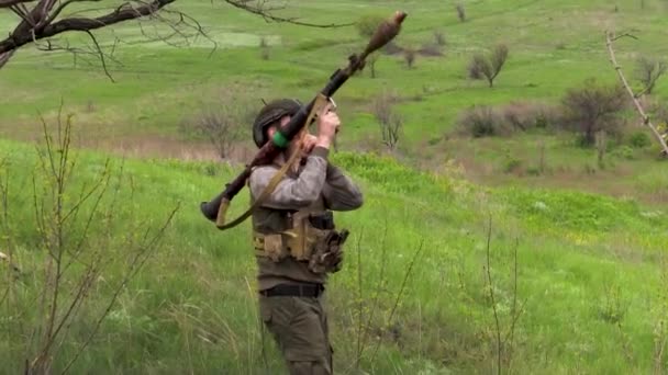 Χάρκοβο Ουκρανία Απριλίου 2023 Ένας Στρατιώτης Πυροβολεί Έναν Φορητό Εκτοξευτή — Αρχείο Βίντεο