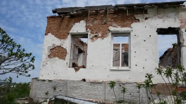 ウクライナの村でロシア軍の砲撃によって破壊された住宅建物 家には窓も屋根もない ロシア ウクライナ戦争 — ストック動画