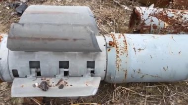 Füzenin kuyruk kısmı Ukrayna şehrini bombalayan Uragan çoklu fırlatma roket sisteminden. Panorama. Rus-Ukrayna Savaşı 2022-2023