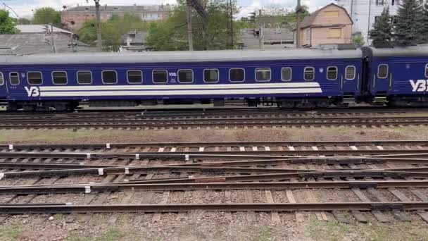 ウクライナのハリコフ 2023年5月14日 旅客列車がゆっくりと大きな鉄道駅まで牽引する 手前には多くの線路が絡み合っている 鉄道による旅客輸送 — ストック動画
