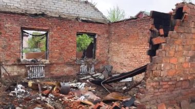 Ukrayna 'nın bir köyünde bir füze saldırısı sonucu yıkılan özel bir ev. Evin çatısı yok, duvarı yok, penceresi yok, yıkılmış duvarlardan dökülen tuğlaları yok. Rus-Ukrayna Savaşı 2022