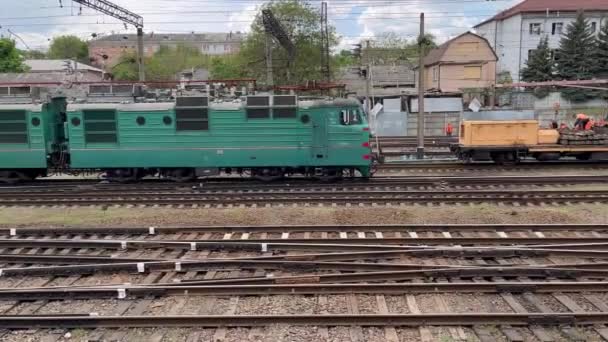 乌克兰哈尔科夫 2023年5月14日 一列装有蓝色轿车的客运列车缓缓抵达车站 前沿阵地上有许多铁路箭头 — 图库视频影像