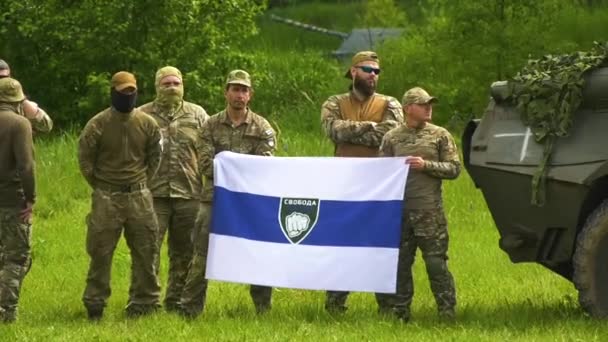 Charkiw Ukraine Mai 2023 Russische Soldaten Der Freiheitslegion Stehen Mit — Stockvideo
