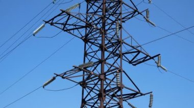 Yüksek voltajlı elektrik hatları kulesi. Mavi gökyüzüne karşı elektrik kabloları. Panorama. Enerji, üretim ve elektrik enerjisinin taşınması kavramı