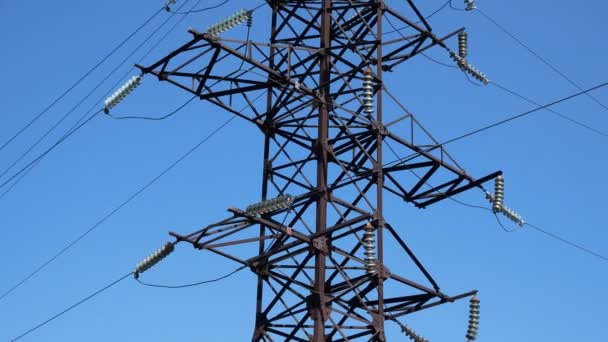 高圧送電線の塔 青い空に対する電気線 パノラマ 電気エネルギーのエネルギー 輸送の概念 — ストック動画
