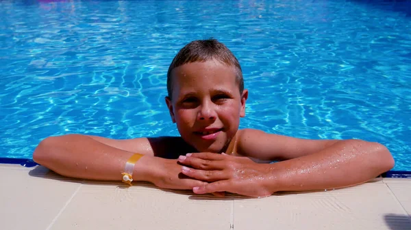 Roztomilý Šťastný Usměvavý Chlapec Hotelového Bazénu Létě Letní Dovolená Dovolená — Stock fotografie