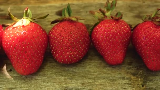 Große Rote Beeren Reifer Erdbeeren Auf Einem Holzbrett Panorama Das — Stockvideo