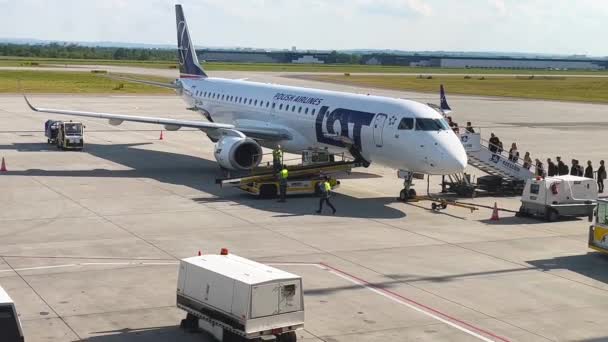 Rzeszow Polônia Junho 2023 Passageiros Entram Avião Pista Através Rampa — Vídeo de Stock