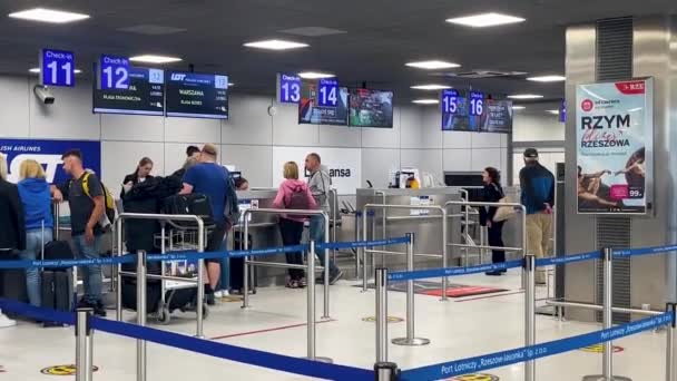 Rzeszow Polen Juni 2023 Personer Ved Check Skrankerne Flyvninger Lufthavnsbygningen – Stock-video