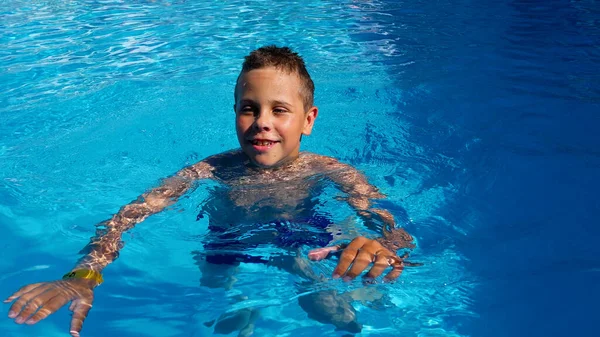 Ένα Αγόρι Ετών Κολυμπάει Κολυμπάει Μια Πισίνα Μπλε Νερά Καλοκαιρινές — Φωτογραφία Αρχείου