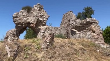 Akdeniz Türk kentinin antik kalıntıları. Mavi gökyüzüne karşı binanın taş temelinin kalıntıları. Seyahatler, tarihi eser gezileri.