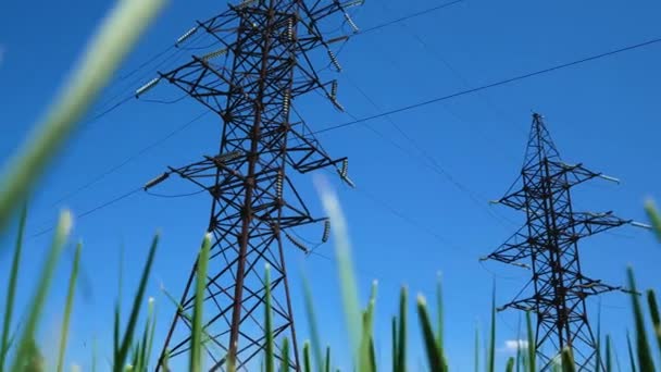Torres Líneas Eléctricas Alto Voltaje Contra Cielo Azul Producción Transporte — Vídeo de stock