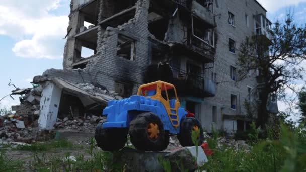 Детская Игрушка Фоне Многоэтажного Жилого Дома Разрушенного Авиаударом Украинскому Городу — стоковое видео