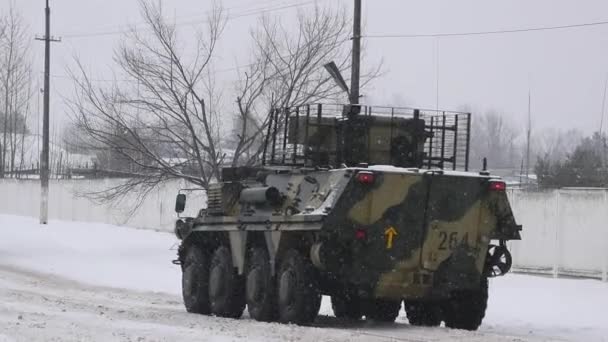ウクライナ ハリコフ 2022年1月31日 ウクライナ軍の装甲兵員輸送車が雪道を走行中 ロシア ウクライナ戦争2022 2023 ウクライナ軍は — ストック動画