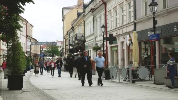 ポーランドのRzeszow 2023年6月15日 人々はヨーロッパの都市の歩行者中心街を歩いています 両側には古い2階建ての建物があります ヨーロッパの都市の雰囲気と建築 — ストック動画