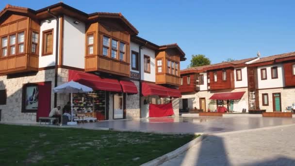トルコ側 2023年6月22日 トルコの古い中世の古代都市のバルコニー付きの通りや古い2階建ての家 1階には小さなお店があり 人々が歩いている — ストック動画