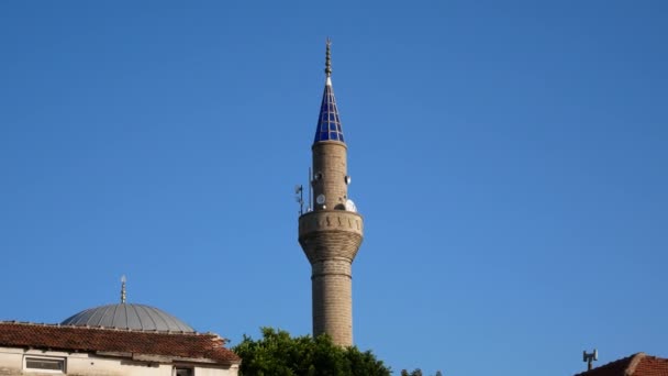 Κτίριο Ενός Μουσουλμανικού Τζαμιού Ένα Μπλε Πύργο Ενάντια Ένα Μπλε — Αρχείο Βίντεο