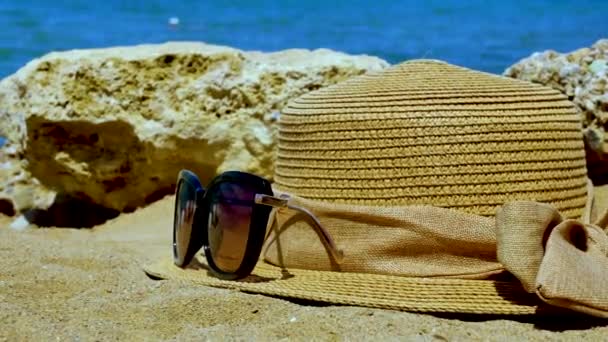 Крупним Планом Солом Яний Капелюх Сонцезахисні Окуляри Піщаному Пляжі Тропічному — стокове відео