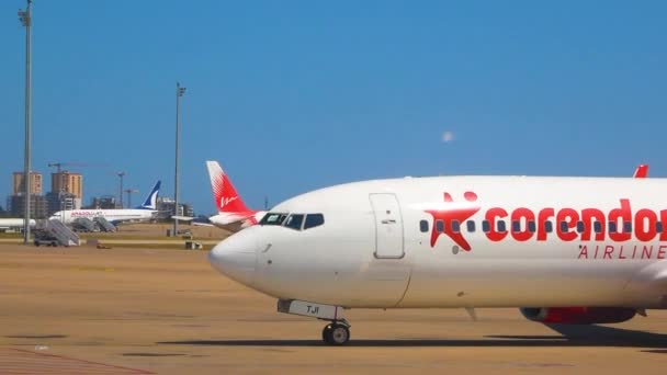 Antalya Turkiet Juni 2023 Ett Boeing Passagerarplan Rullar Sakta Startbanan — Stockvideo