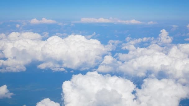 Uçak Penceresinden Bulutların Görüntüsü Bulutların Üzerinde Uçuyor Mavi Gökyüzüne Karşı — Stok video