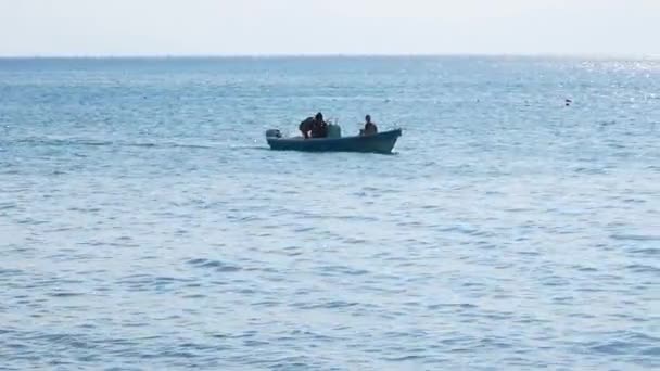 Сиде Турция Июня 2023 Года Лодка Людьми Плавает Спокойному Средиземному — стоковое видео