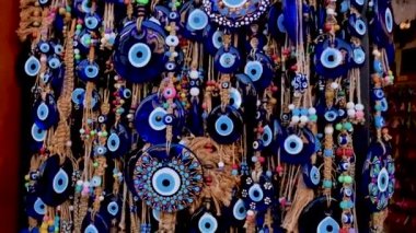 Bir sürü anahtarlık ve kolye, mavi gözlü bilezikler, tılsımlar, Türk şehrinin hediyelik eşya dükkanındaki nazar boncukları.