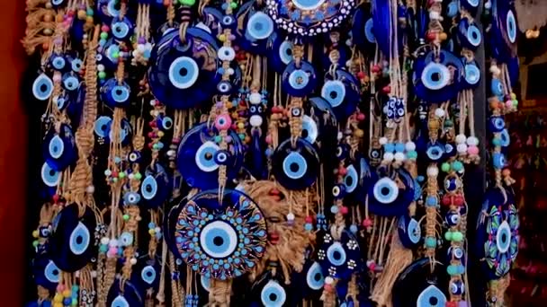 Många Nyckelringar Och Hängen Armband Med Blått Öga Amuletter Pärlor — Stockvideo