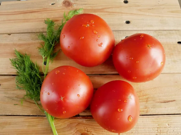 Dojrzałe Czerwone Pomidory Kroplami Rosy Liśćmi Koperku Drewnianym Stole Żywność — Zdjęcie stockowe