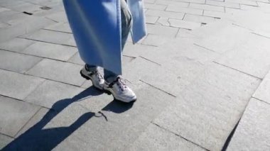 Beyaz spor ayakkabılı tanınmayan ayaklar şehrin basamaklarını tırmanıyor. Şehir yürüyüşü, seyahat