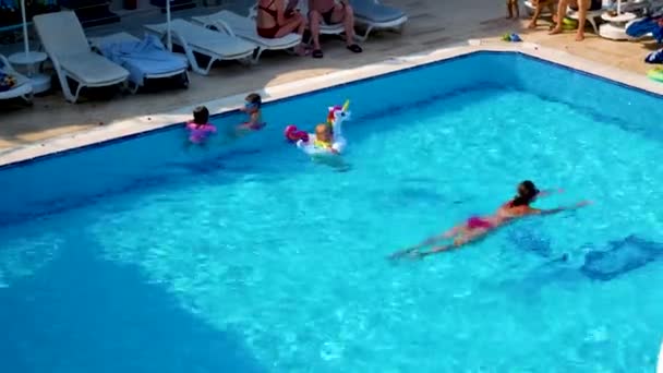 터키의 사이드 2023 수영장에서 수영하는 위에서 지중해의 뜨거운 들에서의 — 비디오