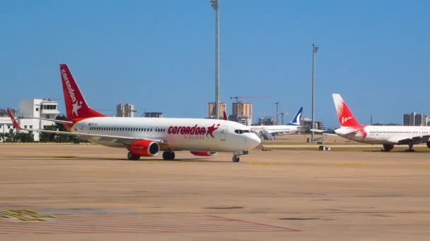 土耳其安塔利亚 2023年6月25日 一架大型客机在跑道上滑行 在后台 一个大机场的其他飞机 — 图库视频影像