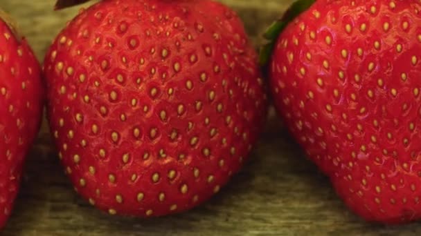 Cosecha Cerca Las Fresas Rojas Maduras Una Tabla Madera Cosecha — Vídeo de stock