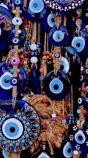 キーリングやペンダント 青い目のブレスレット お守り トルコの街のお土産店で邪悪な目からのビーズがたくさんあります — ストック動画