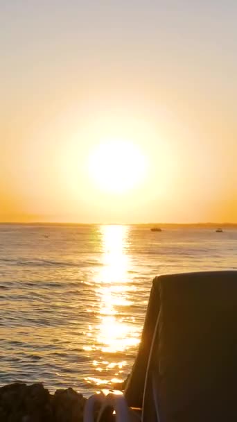 Сонце Розслабляється Складається Парасолькою Пляжі Біля Моря Під Час Заходу — стокове відео