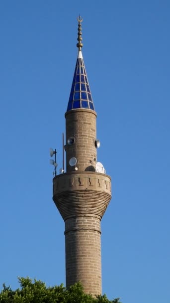 在蓝天的映衬下建造一座蓝塔的穆斯林清真寺 穆斯林和伊斯兰教信徒祷告室 — 图库视频影像