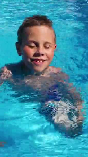 Chłopiec Wieku Lat Pływa Basenie Błękitną Wodą Wakacje Wakacje Poprawa — Wideo stockowe