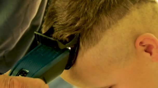 Mans Hand Runs Electric Hair Clipper Boys Head Cuts His — Vídeos de Stock