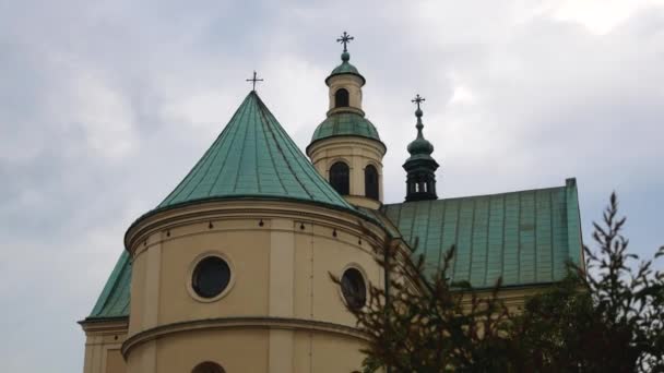 Зеленые Купола Башни Крестами Большой Католической Церкви Против Облачного Неба — стоковое видео