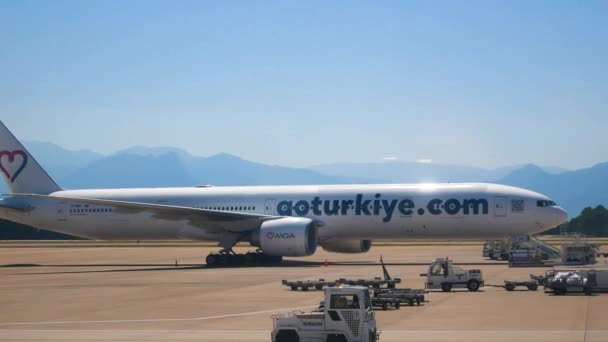 Antalya Turquia Junho 2023 Avião Contra Pano Fundo Das Montanhas — Vídeo de Stock