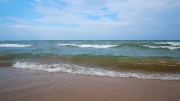Κύματα Του Σερφ Και Αμμώδης Παραλία Έννοια Των Καλοκαιρινών Διακοπών — Αρχείο Βίντεο