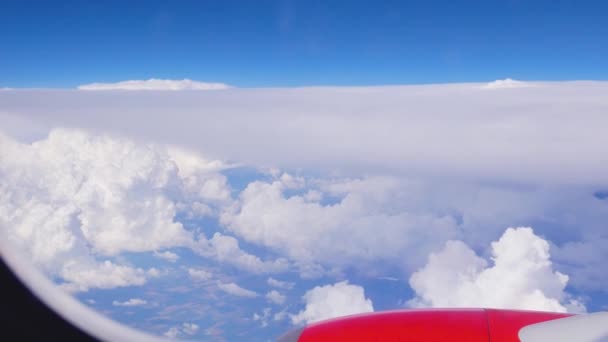 Utsikt Från Flygplansfönstret Snövita Cumulusmoln Och Blå Himmel Begreppet Resor — Stockvideo