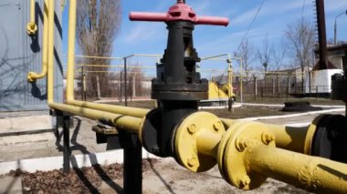 Vanalı sarı gaz borusu. Tüketicilere gaz üretimi ve ulaşım. Yüksek basınçlı gaz boru.