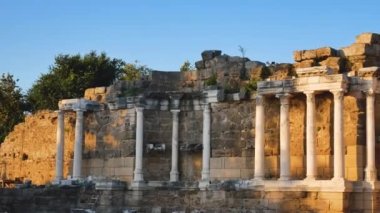 Ortaçağ şehrinde sütunları olan eski bir tiyatronun kalıntıları. Panorama. Tarihi anıtlar konsepti. Akdeniz 'in antik şehirlerinde bir yolculuk.