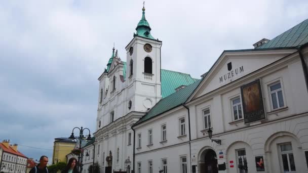 2023年6月15日 ポーランドのルツェソー 塔とヨーロッパの都市の時計を持つ古い建物 人々は通りを歩いている 古代ヨーロッパの都市の中心地 ヨーロッパで測定された生活 — ストック動画
