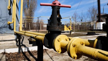 Vanalı sarı gaz borusu. Tüketicilere gaz üretimi ve ulaşım. Yüksek basınçlı gaz boru.
